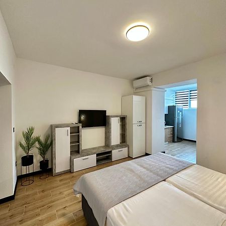 Crolivia Apartments Near Arena, Center Of Pula Bagian luar foto